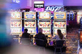 Live feed dealer membagikan kartu sakong